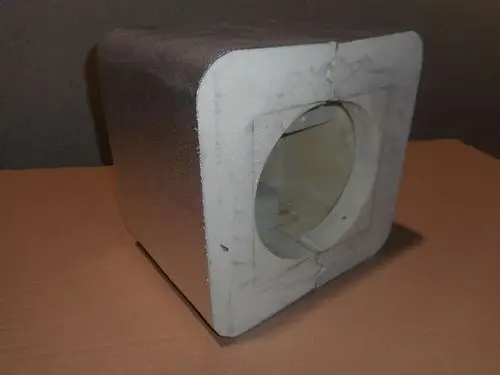 Remeha-Isolierung, quadratischer Block mit runder Öffnung, aus hellen Materialien, auf einer neutralen Unterlage abgebildet.
